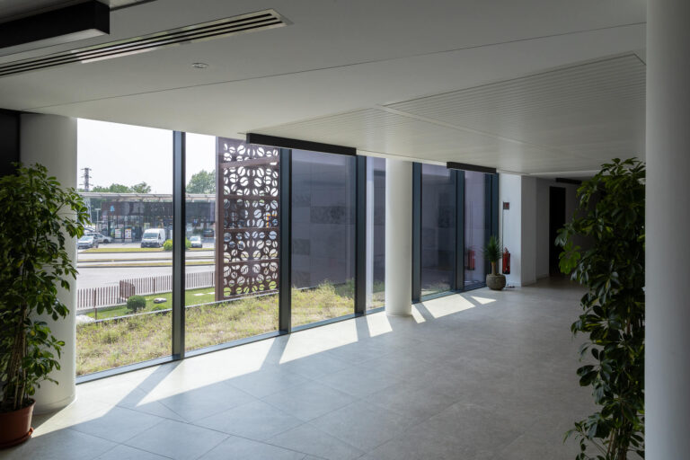 serramenti alluminio nero vista dall'interno sede direzionale Dersut Caffè