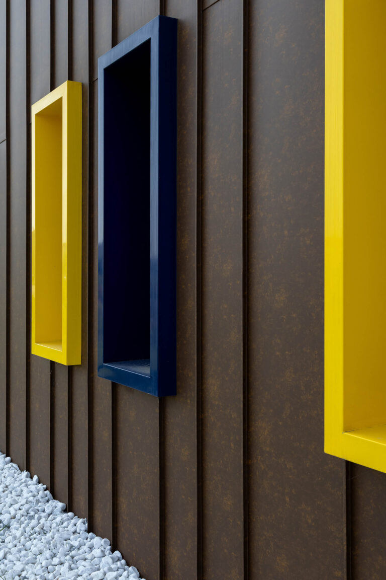 Dettaglio cornice scatolata colorata serramenti sede Dersut Caffè