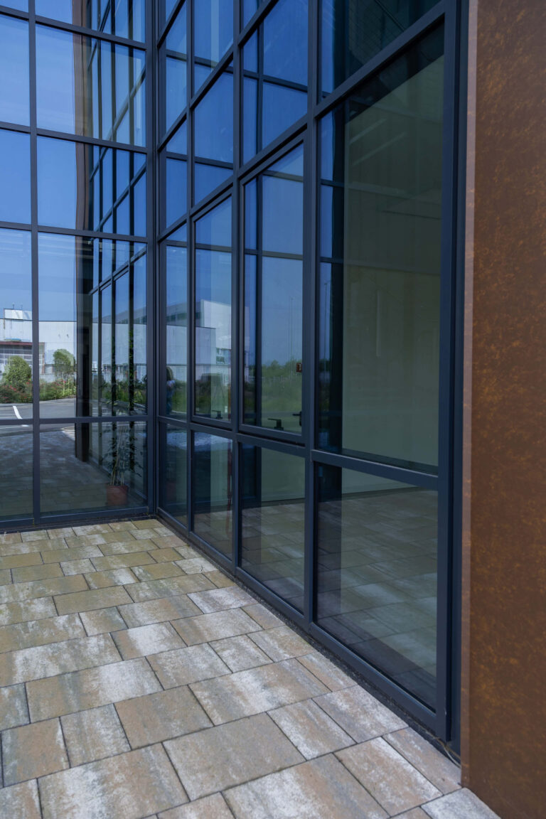 serramenti alluminio nero vista dall'interno sede direzionale Dersut Caffè