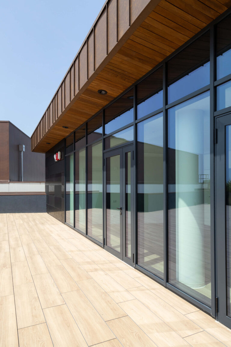 serramenti alluminio nero vista dall'interno sede direzionale Dersut Caffè