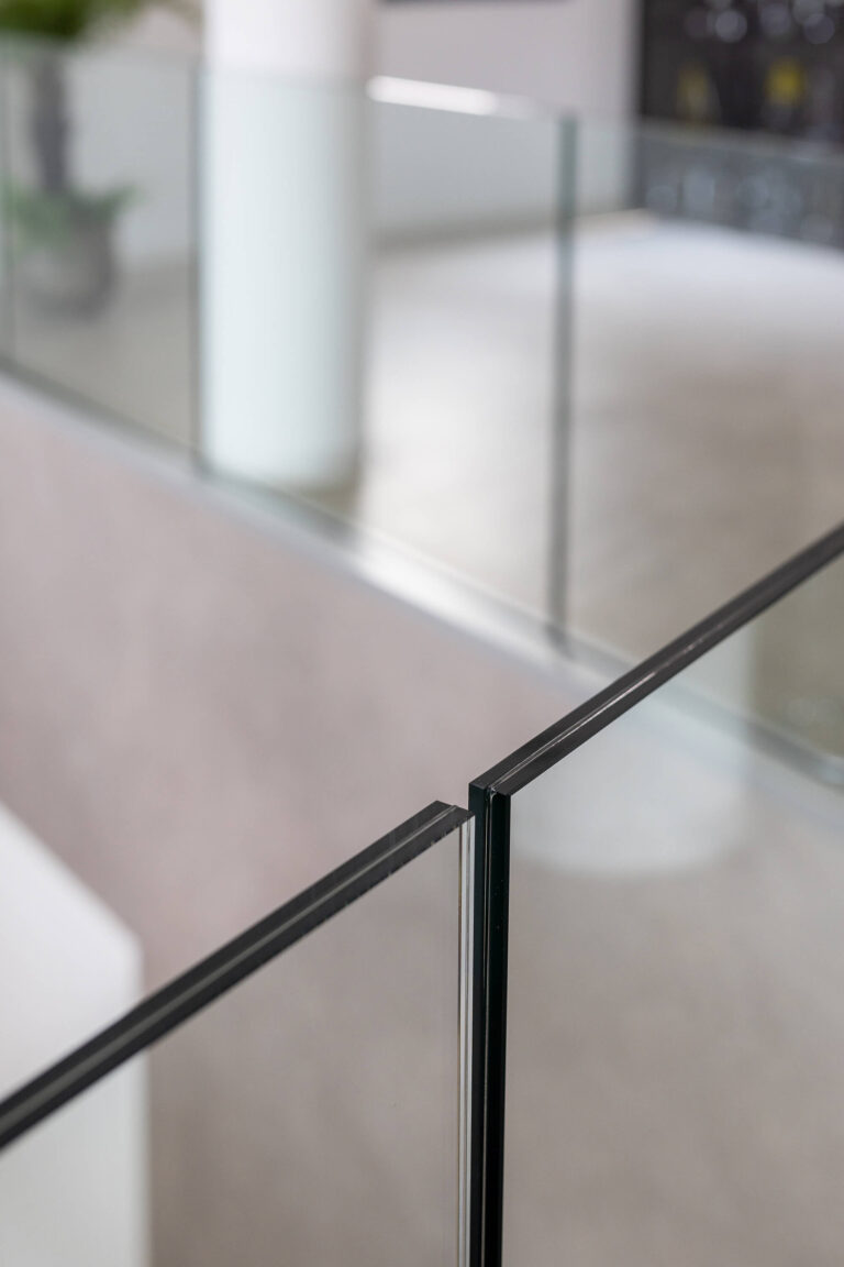 dettaglio parapetto interno in vetro temperato