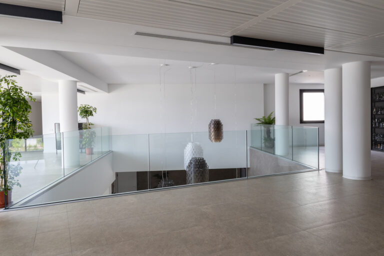 veduta interno con parapetto in vetro